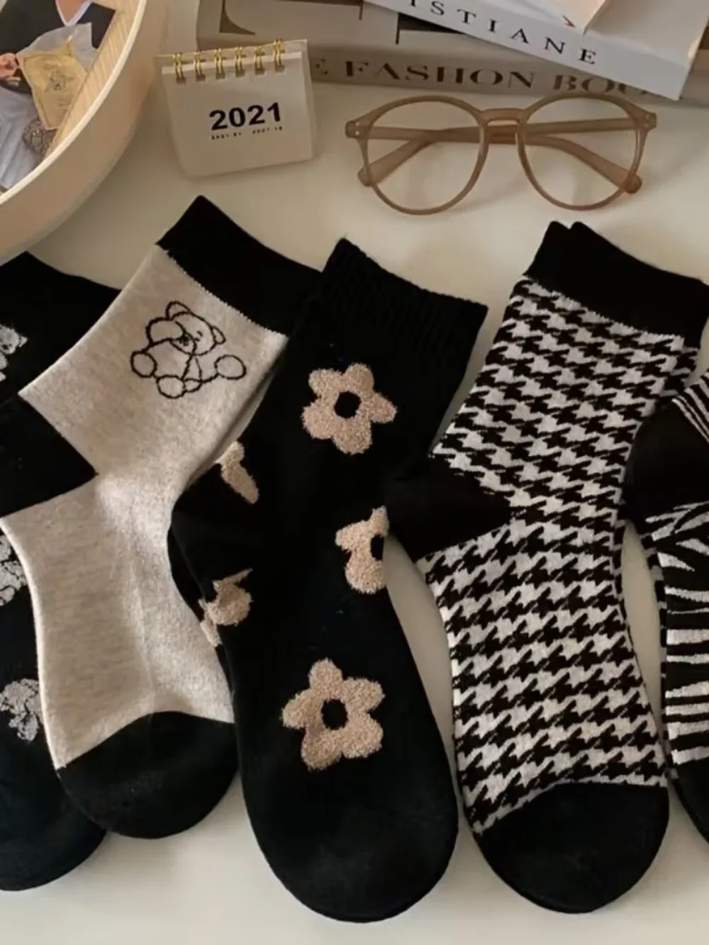 BLACK AND WHITE SOCKS - 5 PAIR - FESTIVE